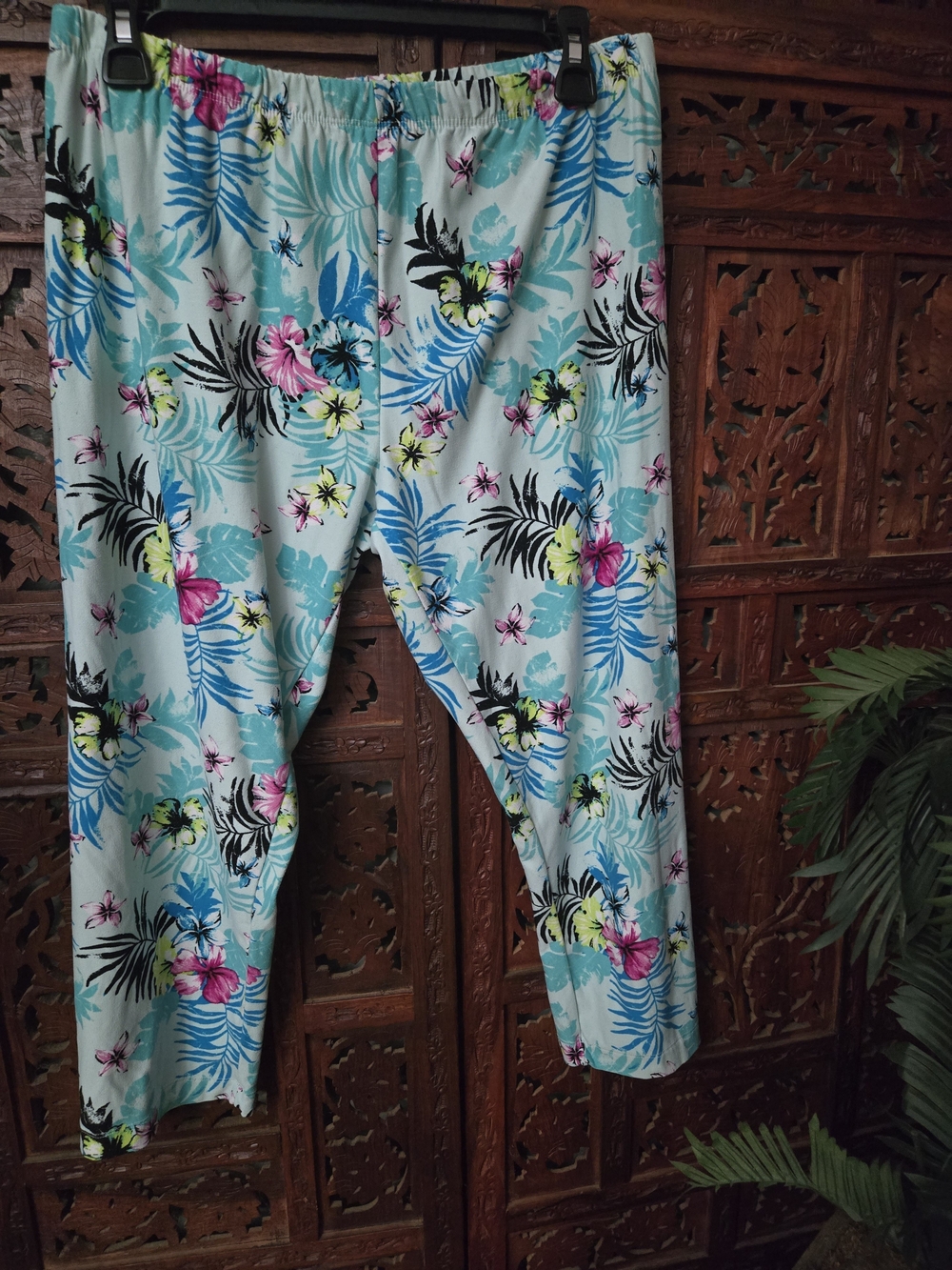 Woman's Floral Tropical Print Capri Pants - Light Blue